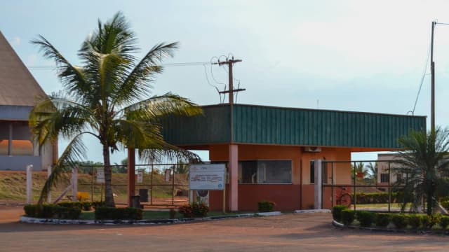 Armazém de grãos em fazenda no Brasil, com estrutura de silo ao fundo