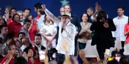 Lula discursa com o punho erguido durante convenção do PT que oficializou sua candidatura à Presidência em 2026