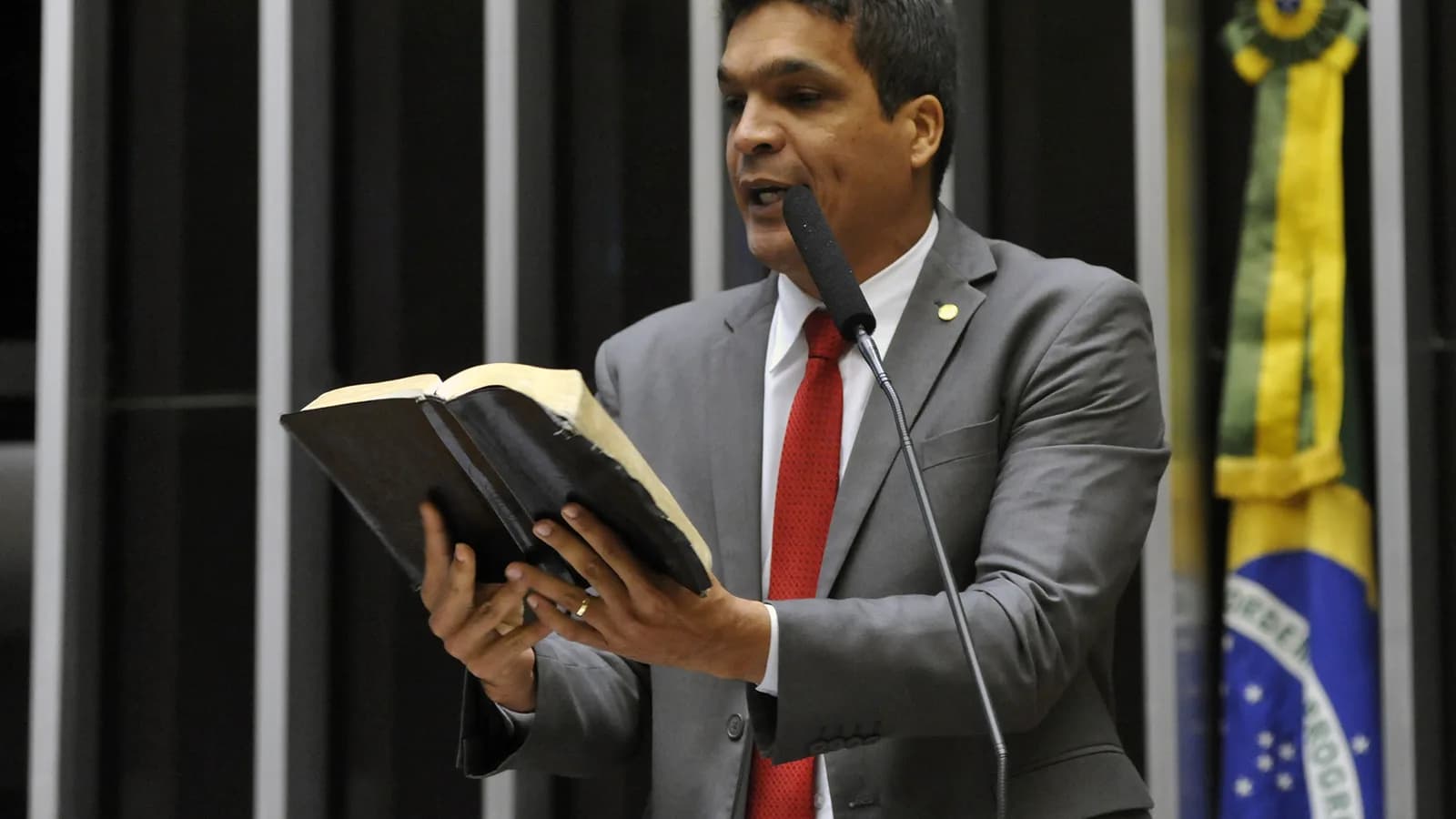 Deputado Cabo Daciolo discursa na tribuna da Câmara dos Deputados