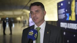 Senador Flávio Bolsonaro concede entrevista em corredor do Congresso Nacional