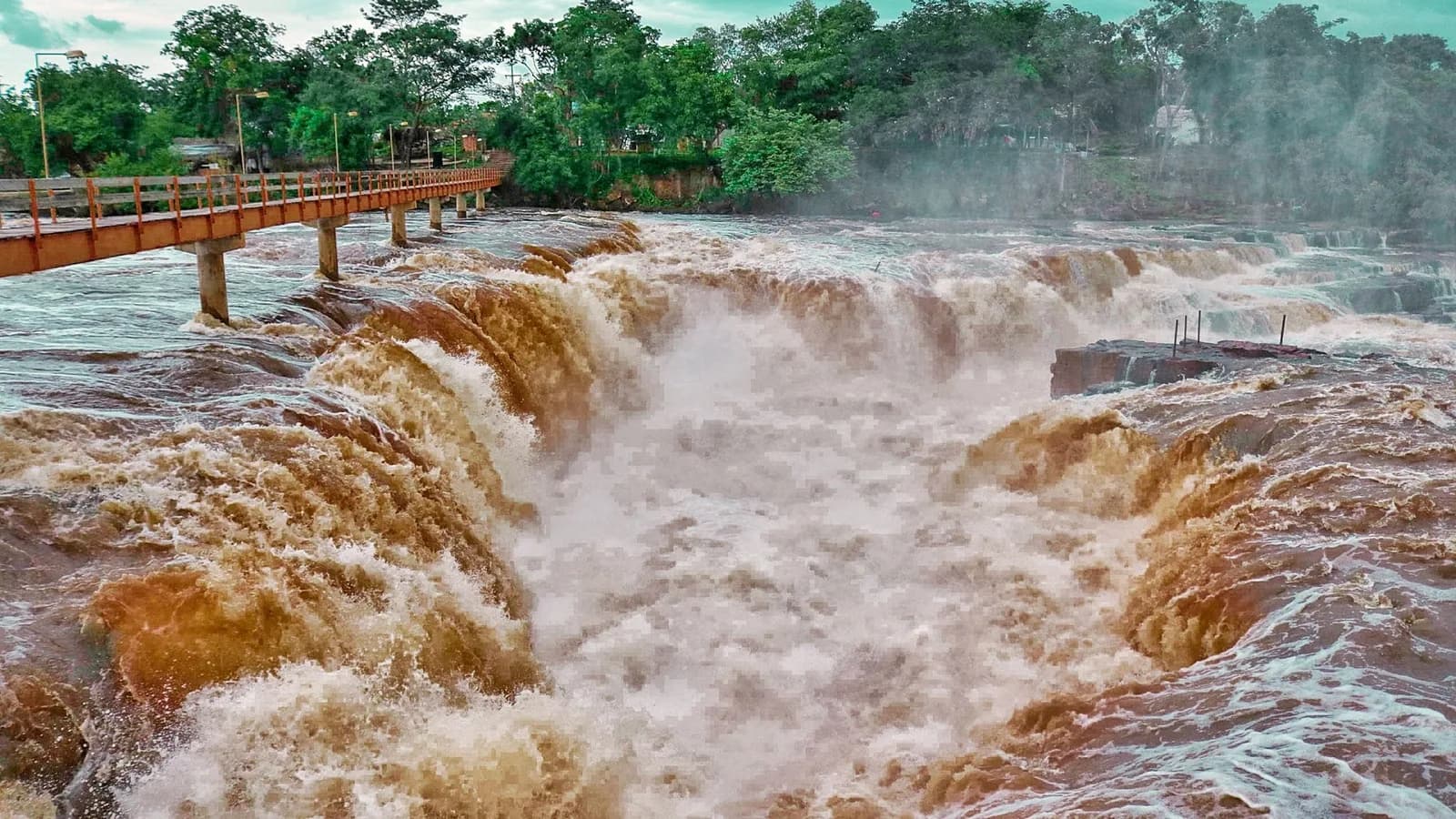 Cachoeira no interior do Piauí, estado que celebra feriado nesta segunda-feira (19)