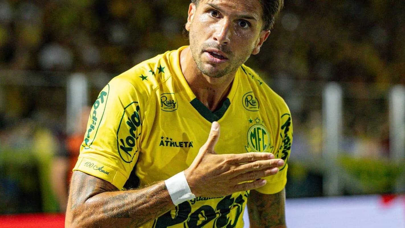 Jogador do Mirassol comemora em campo durante partida do time em 2026