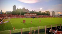 Jogadores do Vila Nova em campo no Estádio Onésio Brasileiro Alvarenga, com a torcida nas arquibancadas, em Goiânia