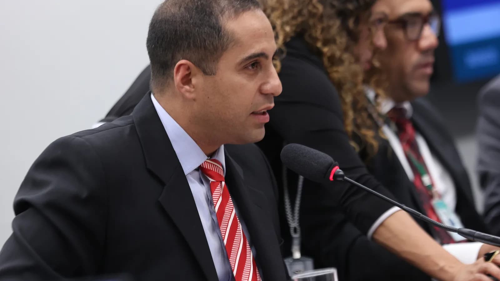 Hugo Jorge Bravo, presidente do Vila Nova Futebol Clube, fala ao microfone durante audiência na Câmara dos Deputados