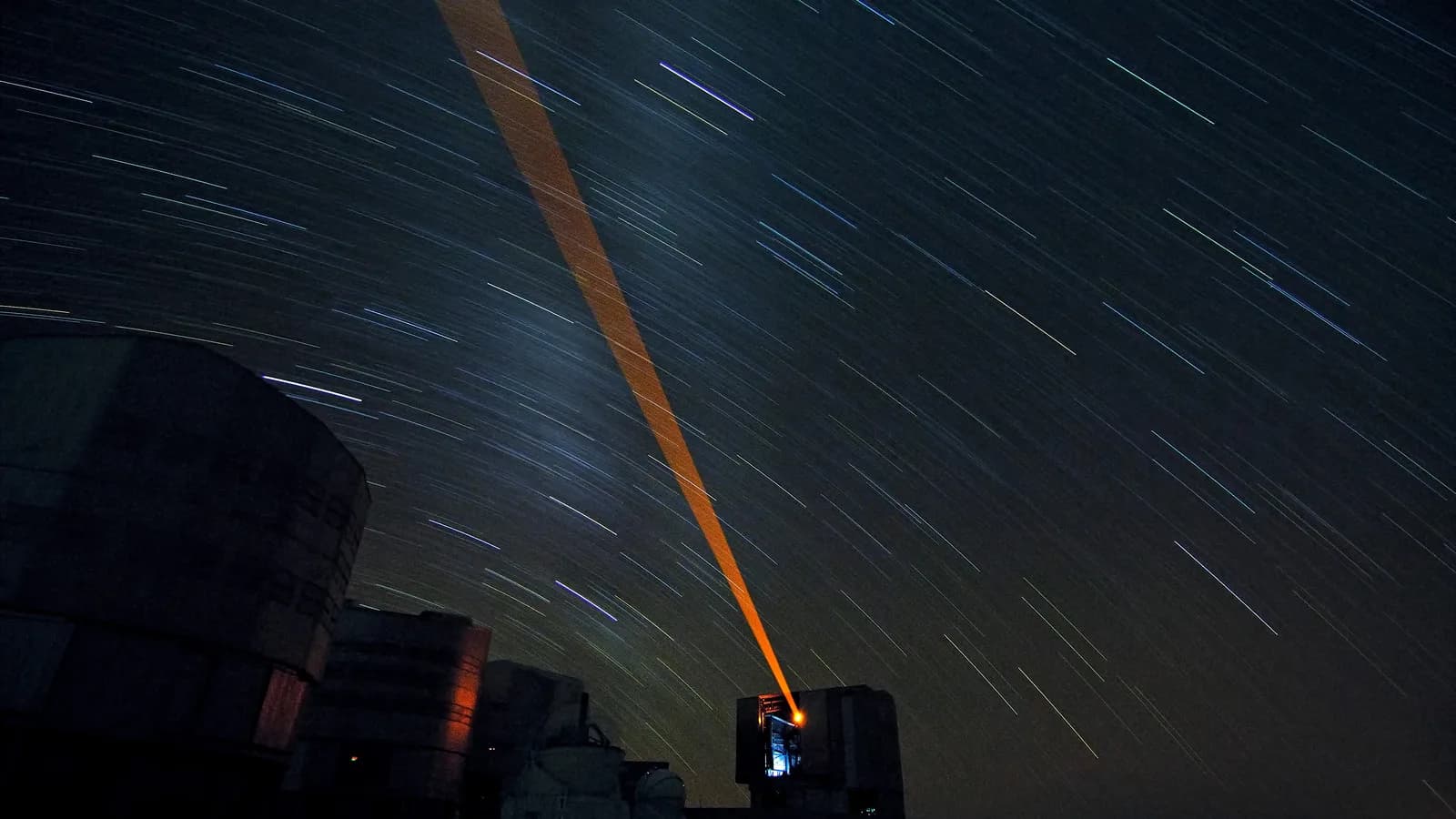 Feixe de laser do VLT apontado para o céu estrelado no deserto do Atacama
