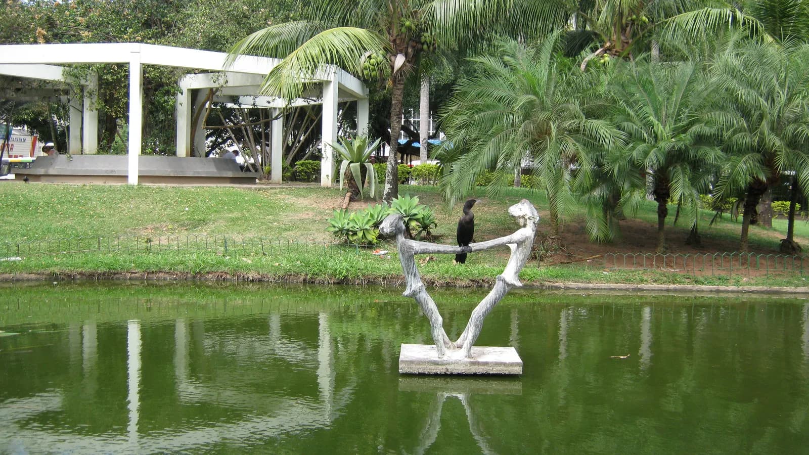 Crianças brincam de roda em parque