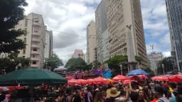 Parada do Orgulho LGBTQIA+ reúne multidão em Belo Horizonte e destaca papel político