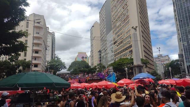 Parada do Orgulho LGBTQIA+ reúne multidão em Belo Horizonte e destaca papel político