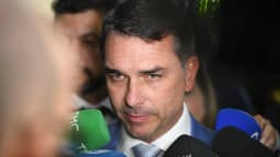 Senador Flávio Bolsonaro concede entrevista cercado de microfones no Senado