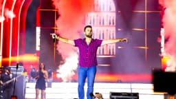 Cantor Zé Neto se apresenta em show com efeitos de fumaça no palco