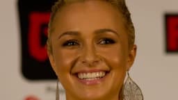 Hayden Panettiere sorri durante entrevista coletiva em evento público