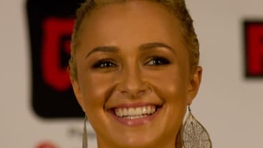 Hayden Panettiere sorri durante entrevista coletiva em evento público