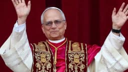 Papa Leão XIV acena durante aparição pública no Vaticano