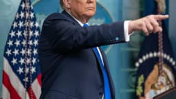 Donald Trump aponta o dedo durante entrevista coletiva na Sala de Imprensa da Casa Branca