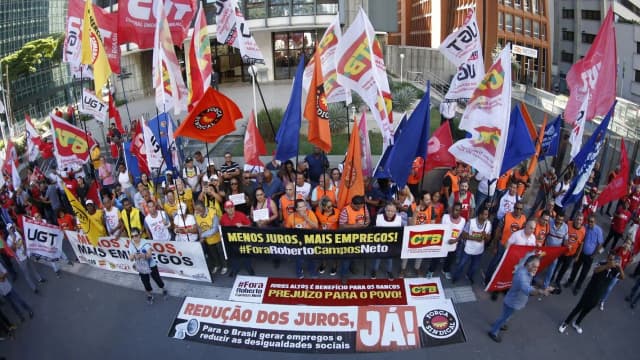 Ato de centrais sindicais pela queda dos juros na Avenida Paulista, em São Paulo