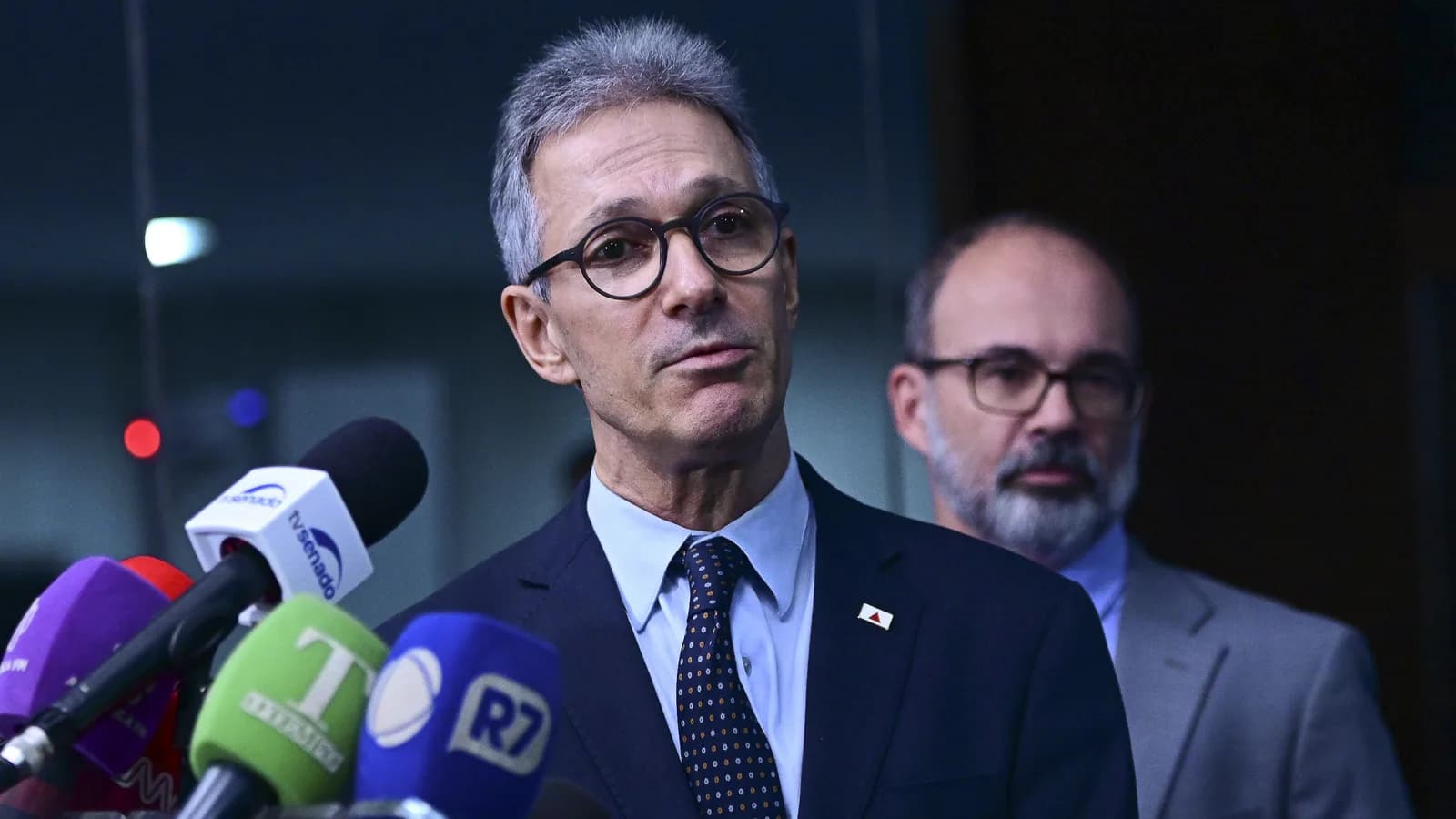 Romeu Zema fala a microfones de emissoras de rádio e TV em coletiva de imprensa