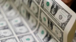Mãos contando notas de dólar, foto de arquivo