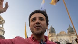 Renan Santos discursa cercado de bandeiras do Partido Missão em ato no Marco Zero, no Recife; imagem de arquivo
