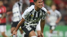 Jogador do Atlético-GO comemora em campo durante partida