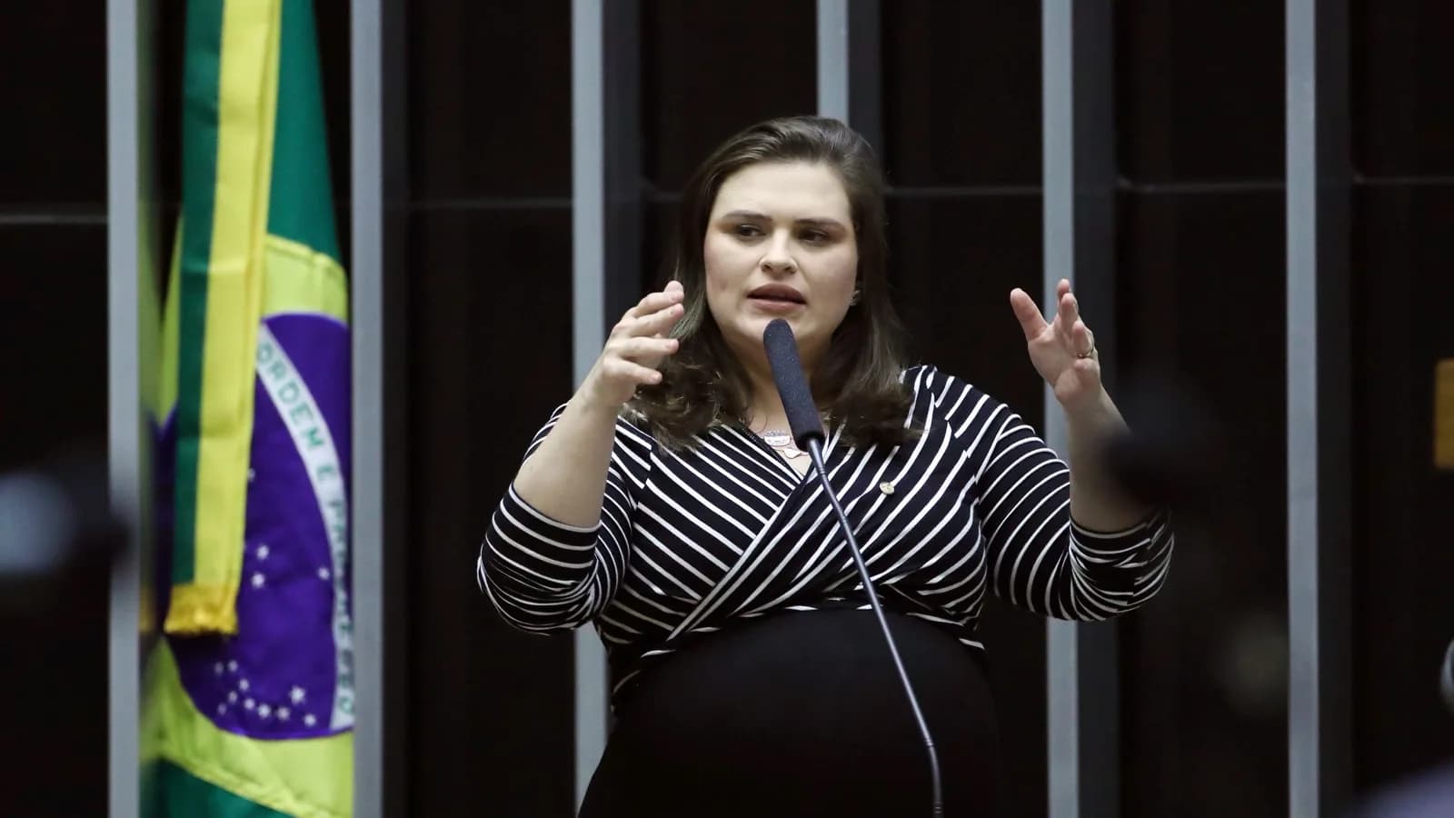 Deputada Marília Arraes discursa na tribuna da Câmara dos Deputados