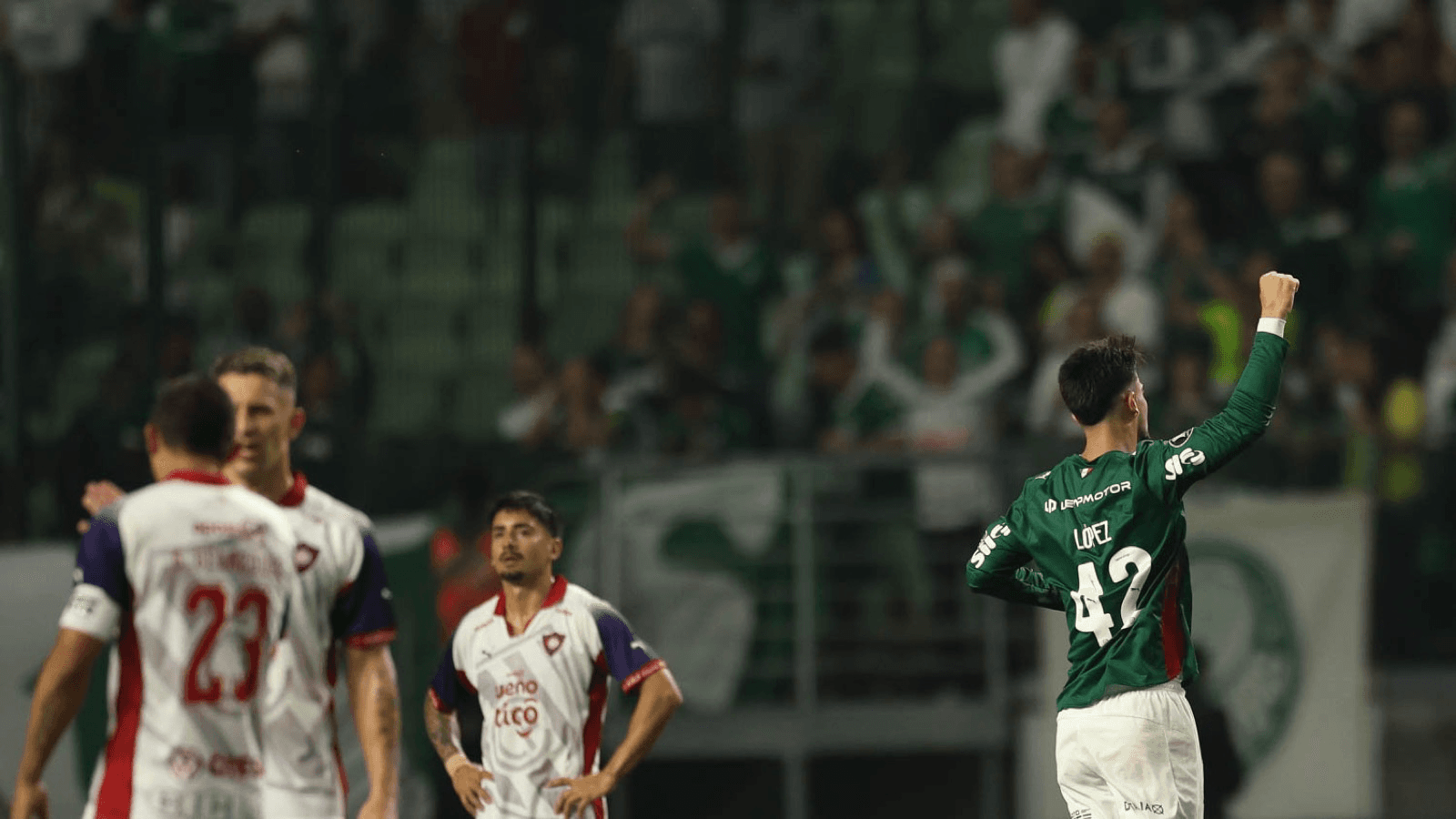 Jogador do Palmeiras comemora gol no jogo de ida contra o Cerro Porteño pela Copa Libertadores