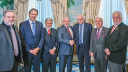 Lula cumprimenta Bernie Sanders durante reunião oficial em sala com autoridades brasileiras e americanas