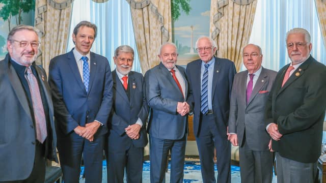 Lula cumprimenta Bernie Sanders durante reunião oficial em sala com autoridades brasileiras e americanas