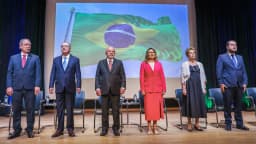 Aloizio Mercadante ao lado de Lula, Geraldo Alckmin, Dilma Rousseff e outras autoridades em cerimônia com bandeira do Brasil ao fundo