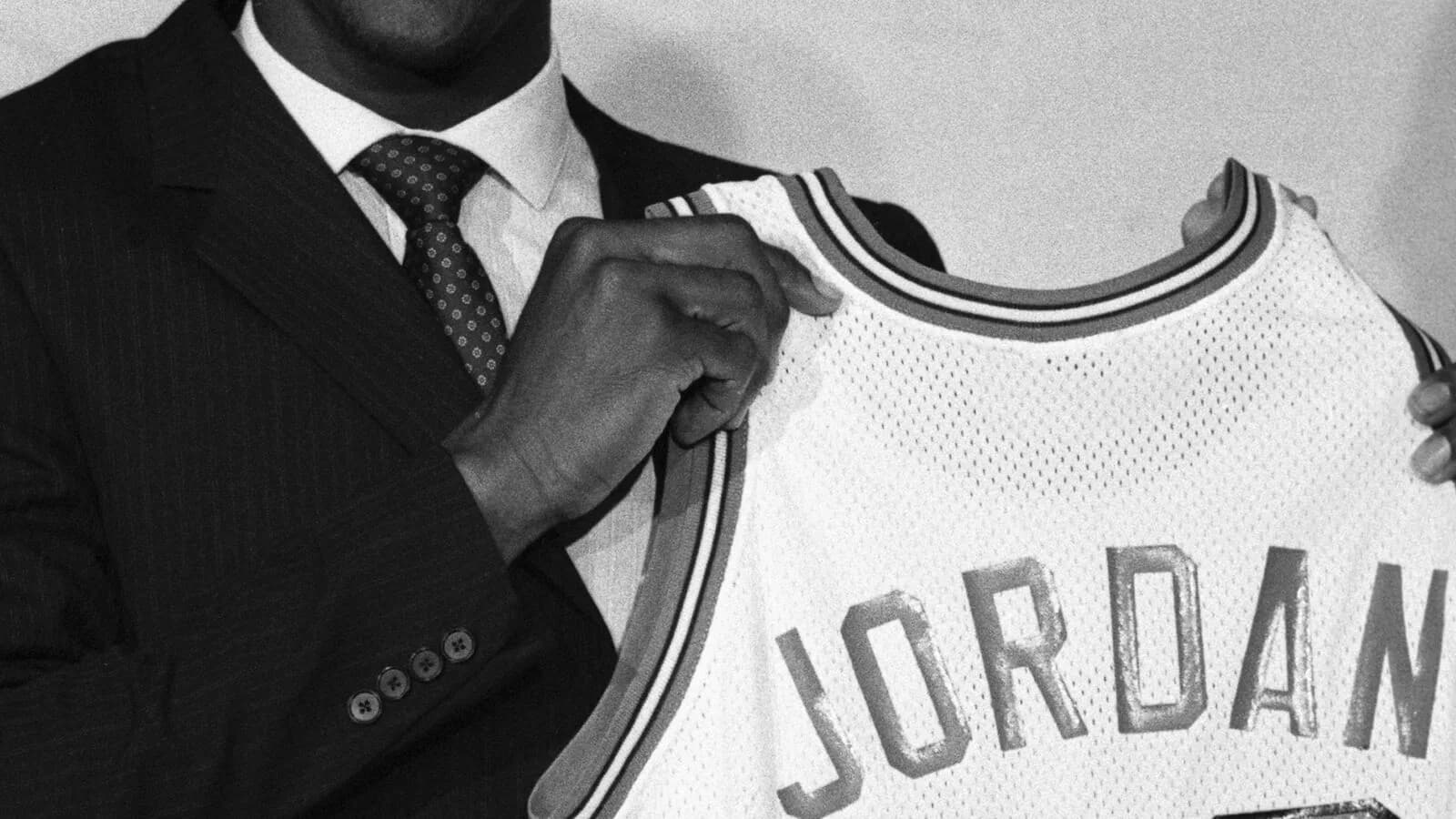 Michael Jordan segura a camisa do Chicago Bulls em foto de arquivo de 12 de setembro de 1984, dia de sua apresentação pelo time