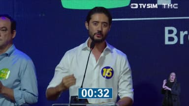 Gabriel Azevedo (MDB) fala ao microfone durante debate ao governo de Minas Gerais promovido pela TMC 88.7 FM e TV Sim Brasil