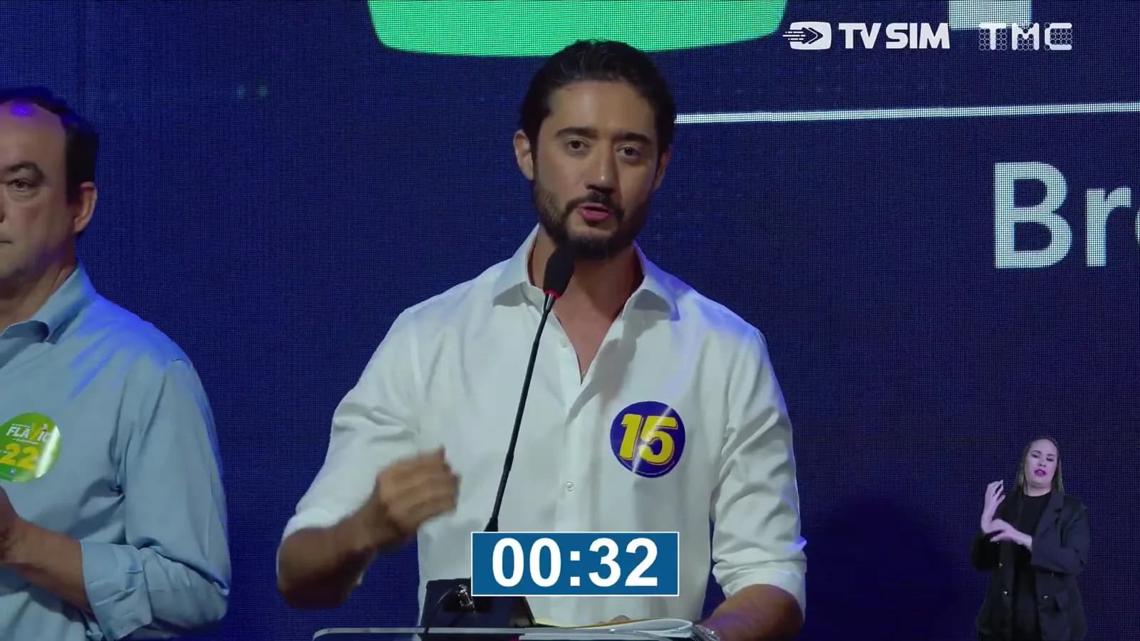 Gabriel Azevedo (MDB) fala ao microfone durante debate ao governo de Minas Gerais promovido pela TMC 88.7 FM e TV Sim Brasil