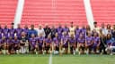Jogadoras da Seleção Brasileira Feminina de futebol posam em grupo no campo durante encontro oficial