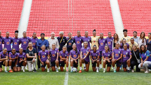 Jogadoras da Seleção Brasileira Feminina de futebol posam em grupo no campo durante encontro oficial