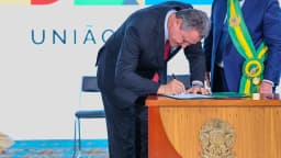Rui Costa assina documento durante cerimônia de posse como ministro da Casa Civil, em Brasília