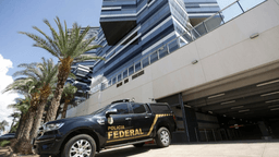 Viatura da Polícia Federal estacionada em frente à sede do órgão em Brasília