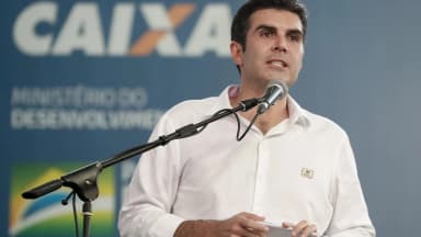 Helder Barbalho discursa em púlpito durante evento oficial, foto de arquivo de 2019