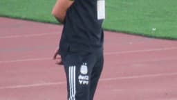 Lionel Scaloni, técnico da seleção argentina, em campo com uniforme esportivo durante atividade da comissão técnica