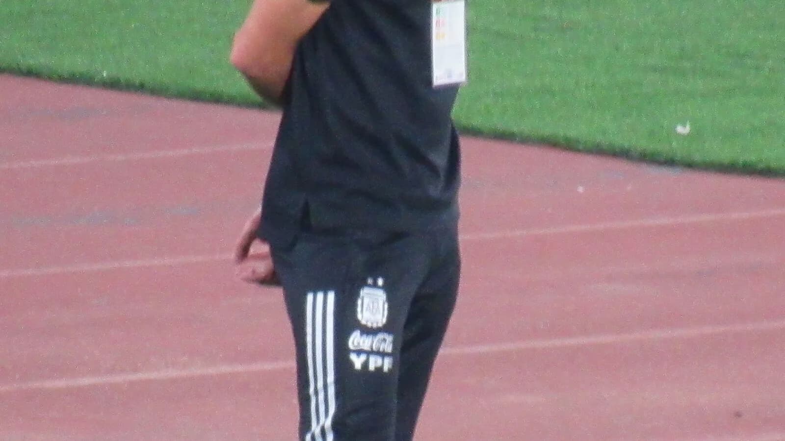 Lionel Scaloni, técnico da seleção argentina, em campo com uniforme esportivo durante atividade da comissão técnica