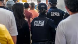 Policiais militares acompanham fila de eleitores em seção eleitoral