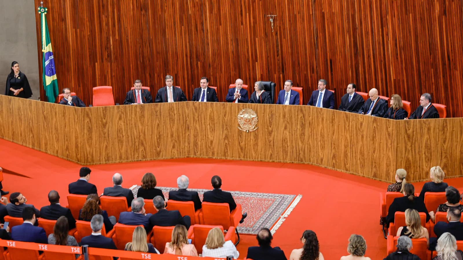 Sessão no plenário do Tribunal Superior Eleitoral, em Brasília, com ministros nas cadeiras do colegiado