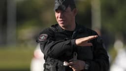 Agente de esquadrão antibomba em ação durante operação de segurança, foto de arquivo