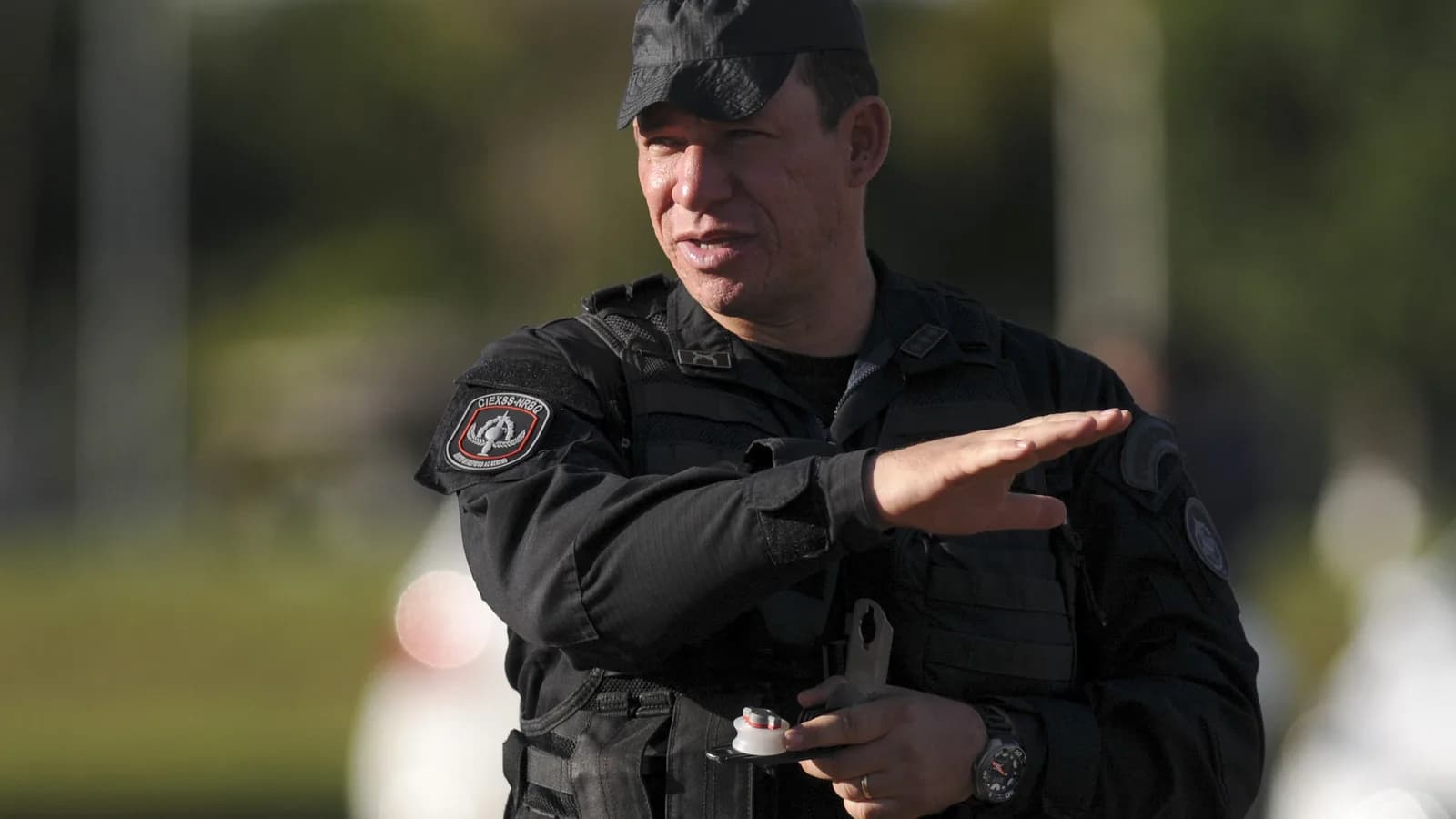 Agente de esquadrão antibomba em ação durante operação de segurança, foto de arquivo