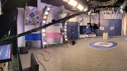 Cenário vazio de estúdio de TV preparado para debate eleitoral
