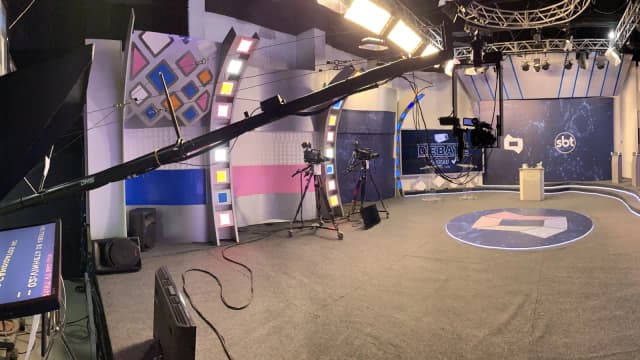 Cenário vazio de estúdio de TV preparado para debate eleitoral