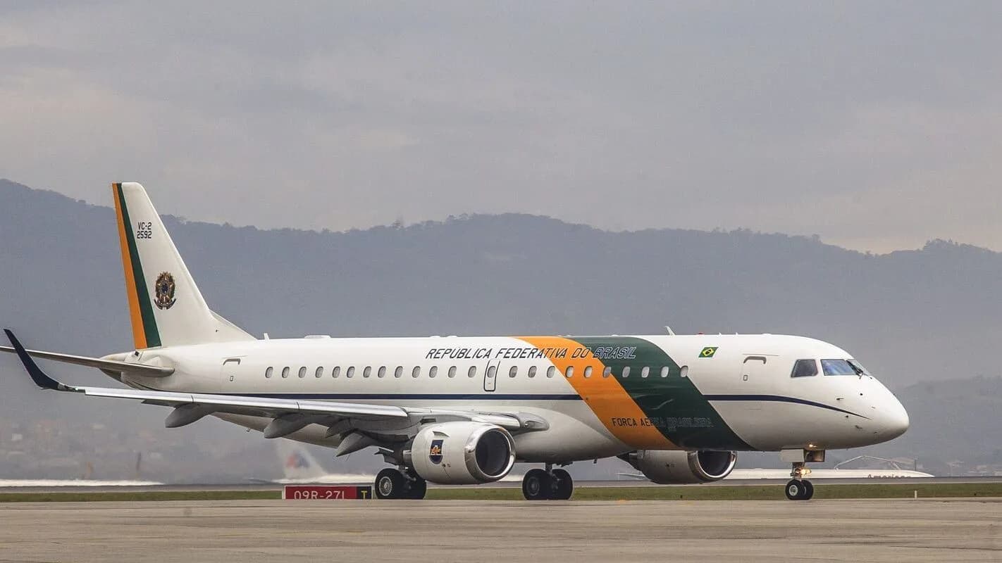 Jato da Embraer pintado com as cores da bandeira do Brasil, em pista de pouso