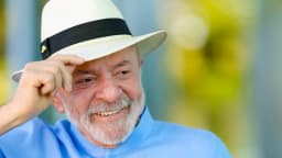Presidente Luiz Inácio Lula da Silva sorrindo, usando chapéu, em evento oficial