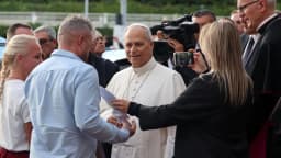 Papa Leão XIV retorna ao Vaticano dias após cirurgia de câncer de pulmão