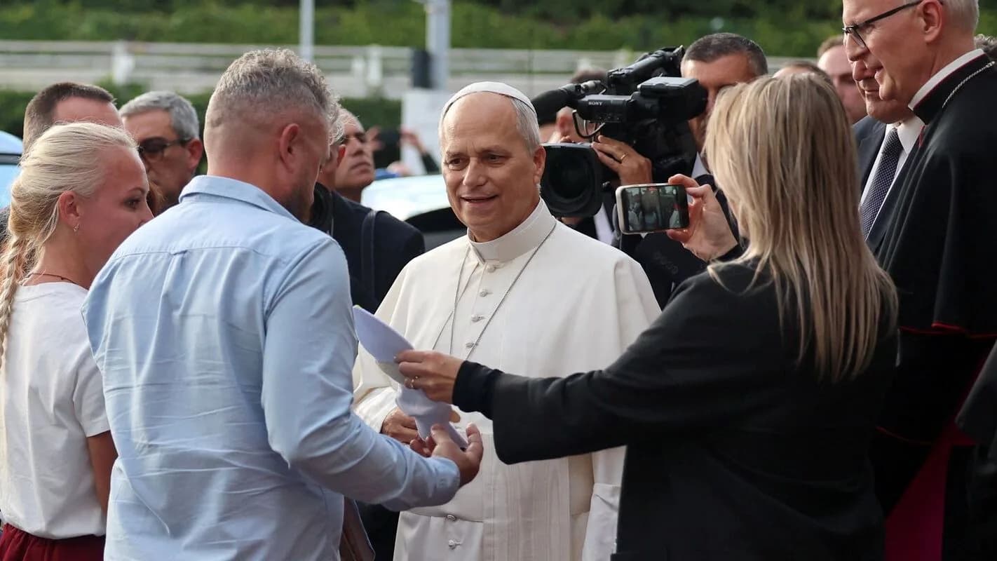 Papa Leão XIV retorna ao Vaticano dias após cirurgia de câncer de pulmão