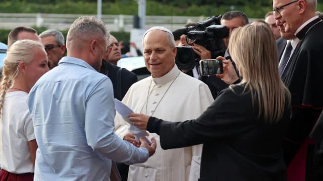 Papa Leão XIV retorna ao Vaticano dias após cirurgia de câncer de pulmão
