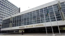Fachada do prédio-sede do Tribunal Superior Eleitoral, em Brasília, com o nome do órgão em letras douradas